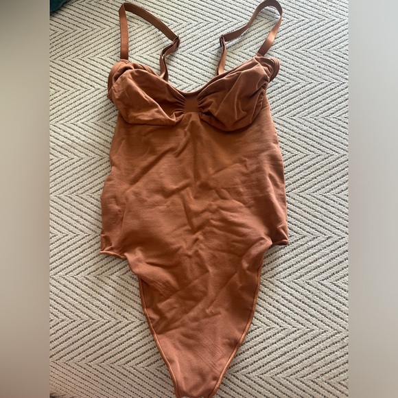 SKIMS Seamless Sculpt Thong Bodysuit. Color Bronze - Picture 6 of 7